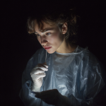 kobieta przeprowadza test na sobie